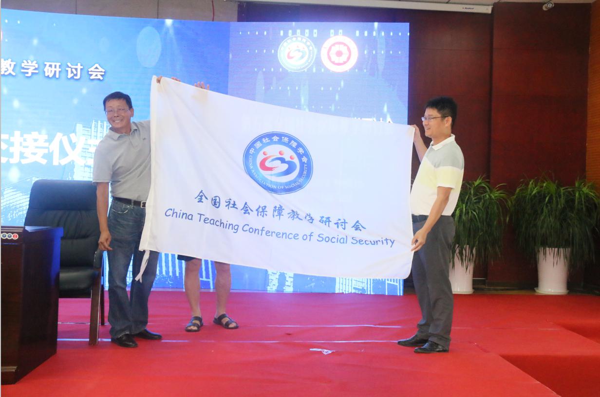 我校与广西师范大学的交接仪式.jpg